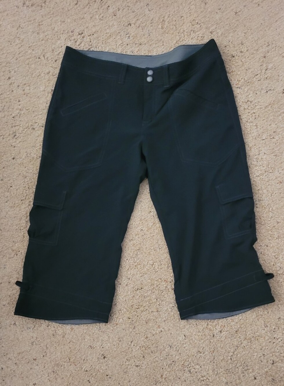Athleta black cropped utility/cargo capri pants in a lightweight, stretchy
